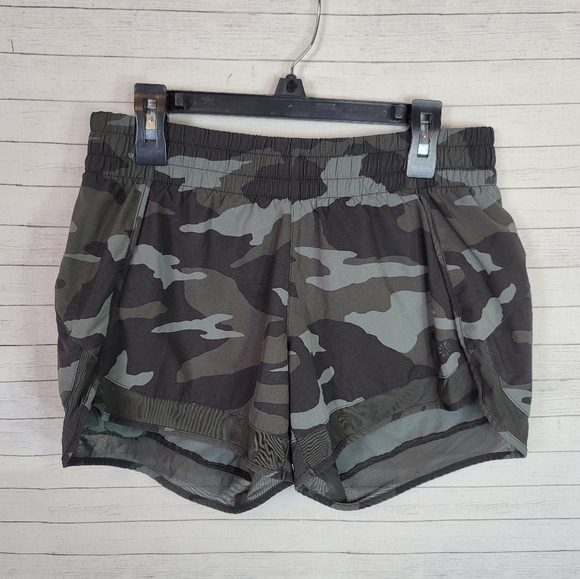 Athleta Racer Run Mesh Shorts in Olive Green Camo, sz XS - Picture 2 of 11